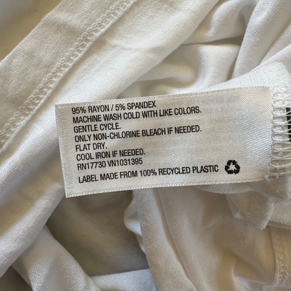 Mossimo Supply Co. Women's White Rayon Short Sleeve V-Neck Pocket T-shirt Large - Picture 6 of 7